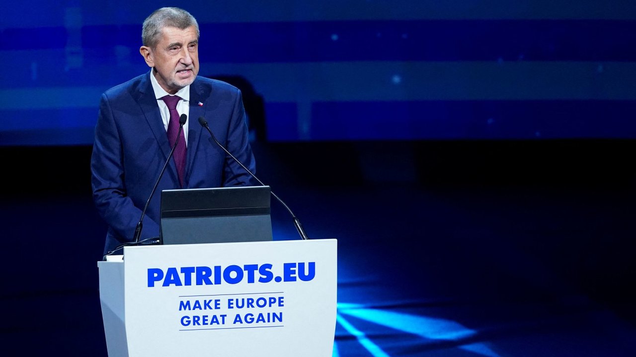 Andrej Babi bhem projevu na kongresu Patriot pro Evropu.