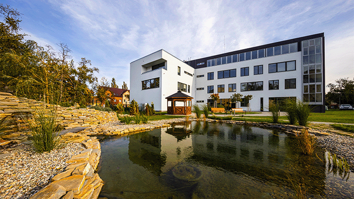 Spole�nost QI GROUP, kter� za syst�mem QI stoj�, ned�vno pro sv� v�vojov� odd�len� otev�ela n�zkoenergetickou budovu s vlastn� fotovoltaikou.