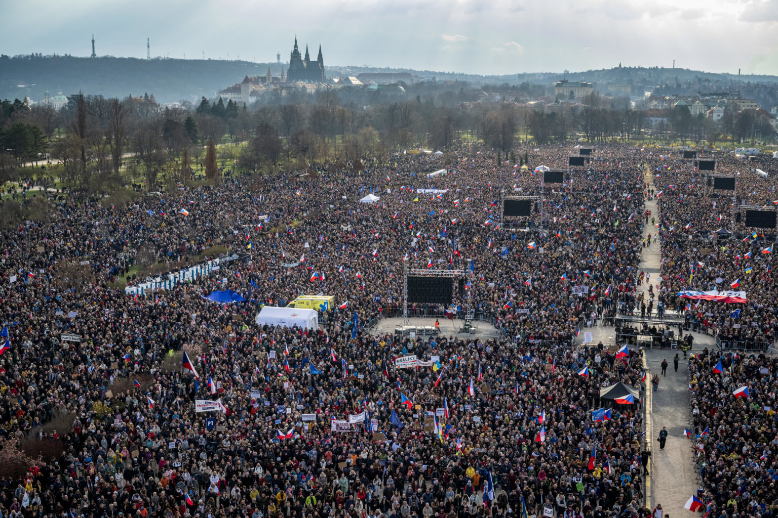 Shrom�d�n� nazvan� Nenech�me si ukr�st budoucnost, kter� po��d� spolek Milion chvilek