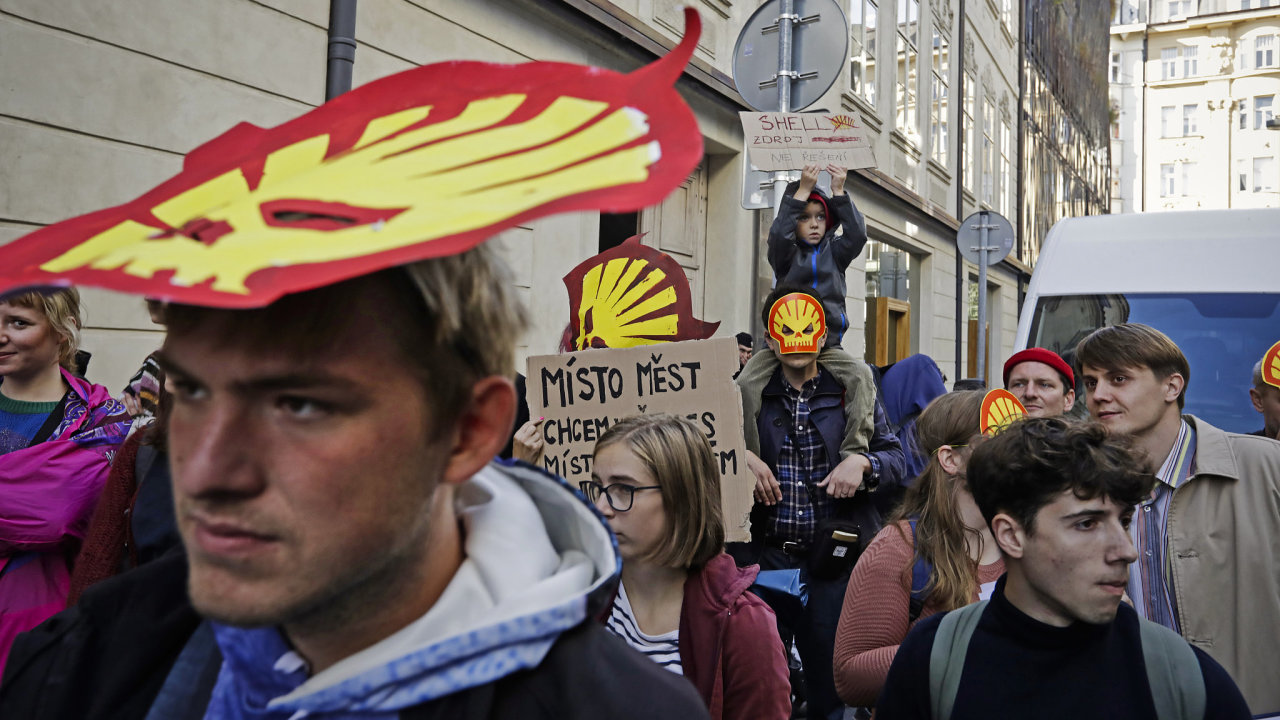 Demonstrace klimatick�ch aktivist� v Praze. Ner�st ekonomicky by ve...