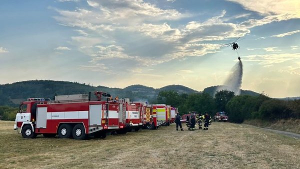 Hasiči zasahují u požáru lesa a pole v Křečovicích na Benešovsku. Na místo...