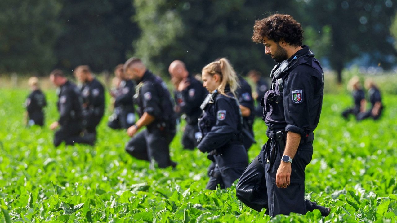 N�me�t� policist� hledaj� d�kazy po �toku na transform�torovou stanici u...