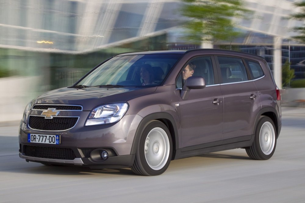 Chevrolet Orlando Chevrolet stojí v základním provedení se sedmi místy pro posádku a benzinovou osmnáctistovkou 377 400 Kč, tedy o 7500 Kč víc než nejlépe vybavená sedmimístná Lodgy.