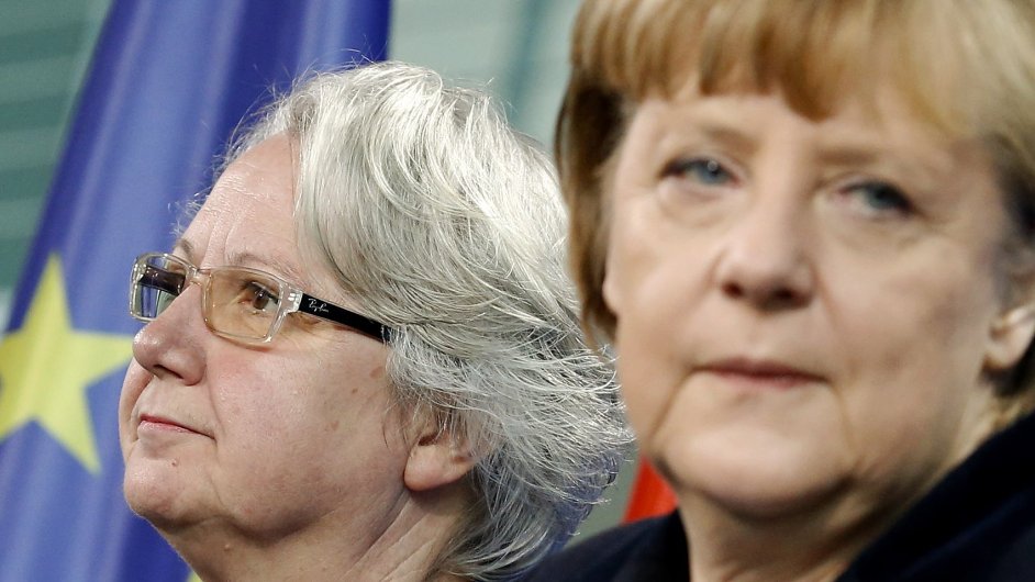 Annette Schavanov a Angela Merkelov