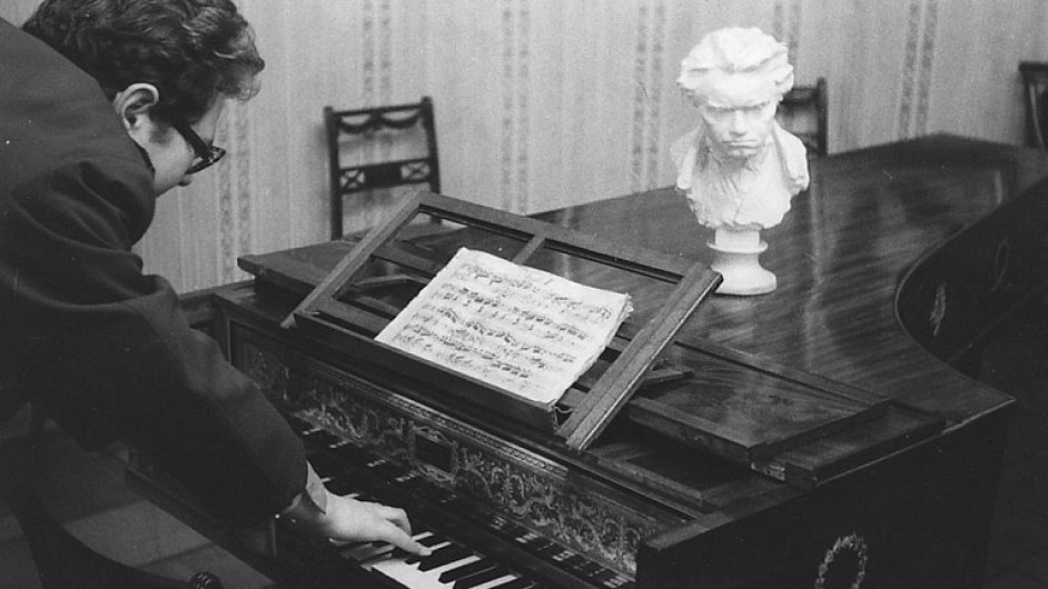 Skladatel Otomar Kvch si v Hradci nad Moravic zahrl na klavr, na nj ped lety hrval sm Beethoven.