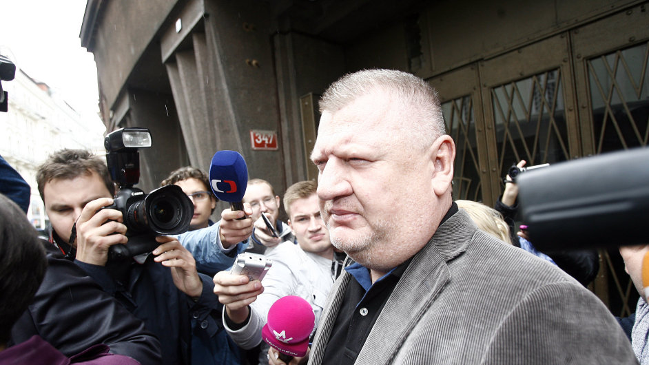 Ivo Rittig odchází z policejní budovy po ètyøhodinovém výslechu