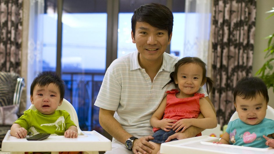 Tony Jiang a jeho tøi dìti, které se narodily díky náhradním matkám v USA