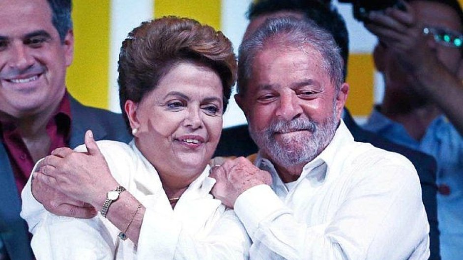 Exprezident Lula da Silva objm svou nstupkyni Dilmu Rousseffovou po ohlen volebnch vsledk.