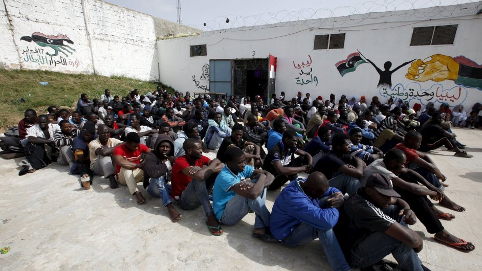 Imigranti v uprchlickm tboe v Tripolisu. Na konci dubna se chtli z Afriky dostat na lodch do Itlie - ilustran foto.