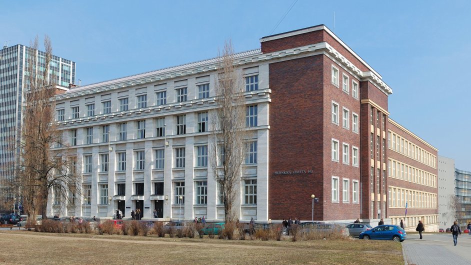 Právnická fakulta Masarykovy univerzity v Brnì (na snímku) letos pøebrala první místo loòskému vítìzi, pražské Právnické fakultì Univerzity Karlovy.