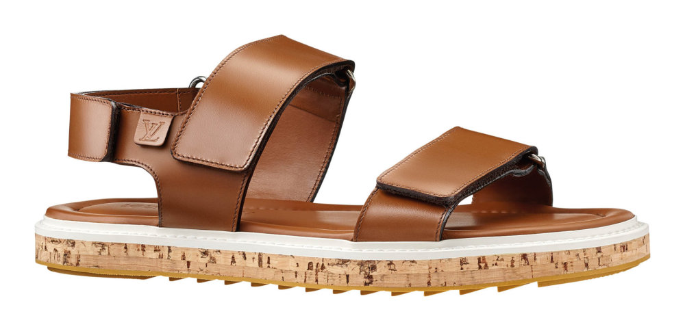 Sandále LOUIS VUITTON Kožené pánské sandále slaví velký návrat na výsluní. LOUIS VUITTON zařadil do své kolekce model s robustní korkovou podrážkou a hladkou jehněčí kůží v odstínu francouzského koňaku.
Cena 16 200 Kč.
