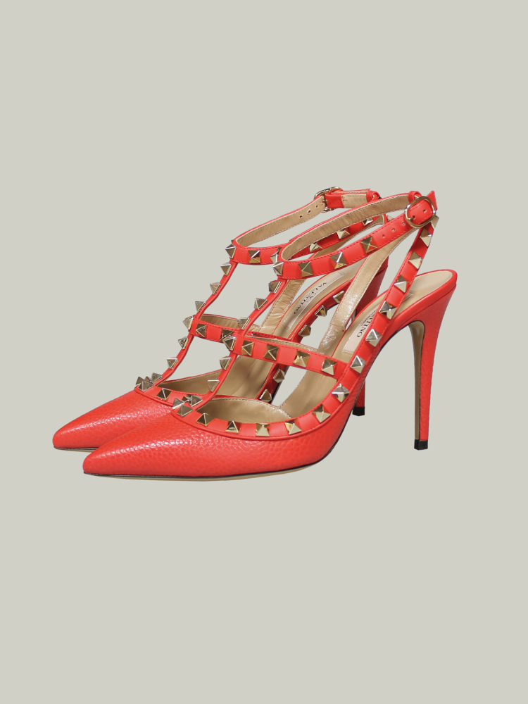Klasické vysoké podpatky od VALENTINO. Klasické vysoké podpatky jsou opět zpět. Z tenisek vklouzněte do některého z nových modelů slavné linie Rockstuds od VALENTINO.
Cena 20 490 Kč.