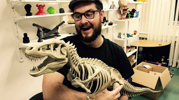 Josef Pr�&scaron;a dr�&iacute; v n&aacute;ru�&iacute; kostru dinosaura vyti&scaron;t�nou na sv&eacute; tisk&aacute;rn�.