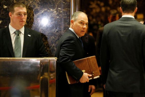 Scott Pruitt (s aktovkou) v budov� Trump Tower v New Yorku.