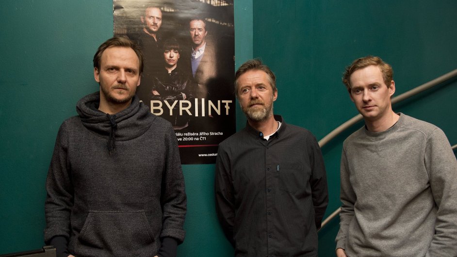Na snmku z projekce druh ady serilu Labyrint jsou herci Jan Hjek, Ji Langmajer a Michal Daleck.