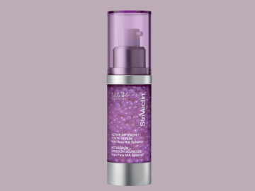 Přípravek Youth Infusion Acti-Serum značky StriVectin obsahuje kolagen a tripeptidy pro zlepšení elasticity pleti, ale i výtažky z řas a albízie, které pokožku projasňují.
