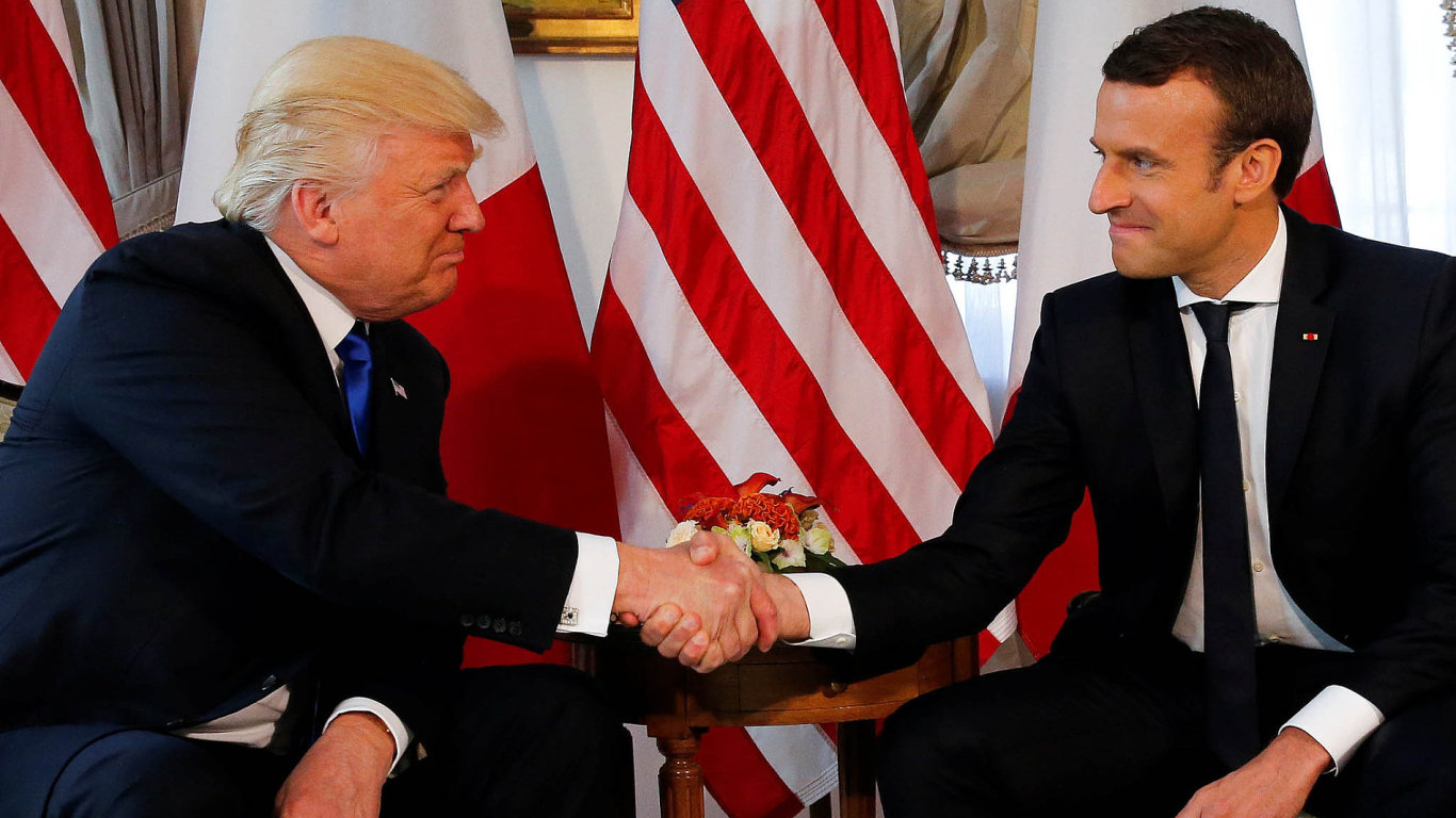 Vzjemn sondovn. Donald Trump ve tvrtek oklimatu hovoil snovm francouzskm prezidentem Emmanuelem Macronem.