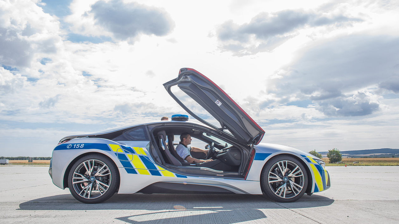 Policie R zskala nov hybridn vz BMW i8.