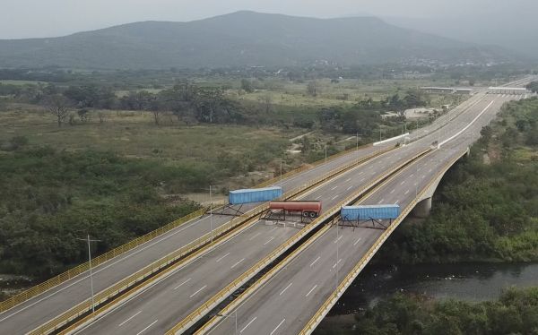 Venezuelsk&aacute; arm&aacute;da zablokovala most na hranic&iacute;ch s Kolumbi&iacute; ve snaze zabr&aacute;nit pr�jezdu konvoje s humanit&aacute;rn&iacute; pomoc&iacute;.