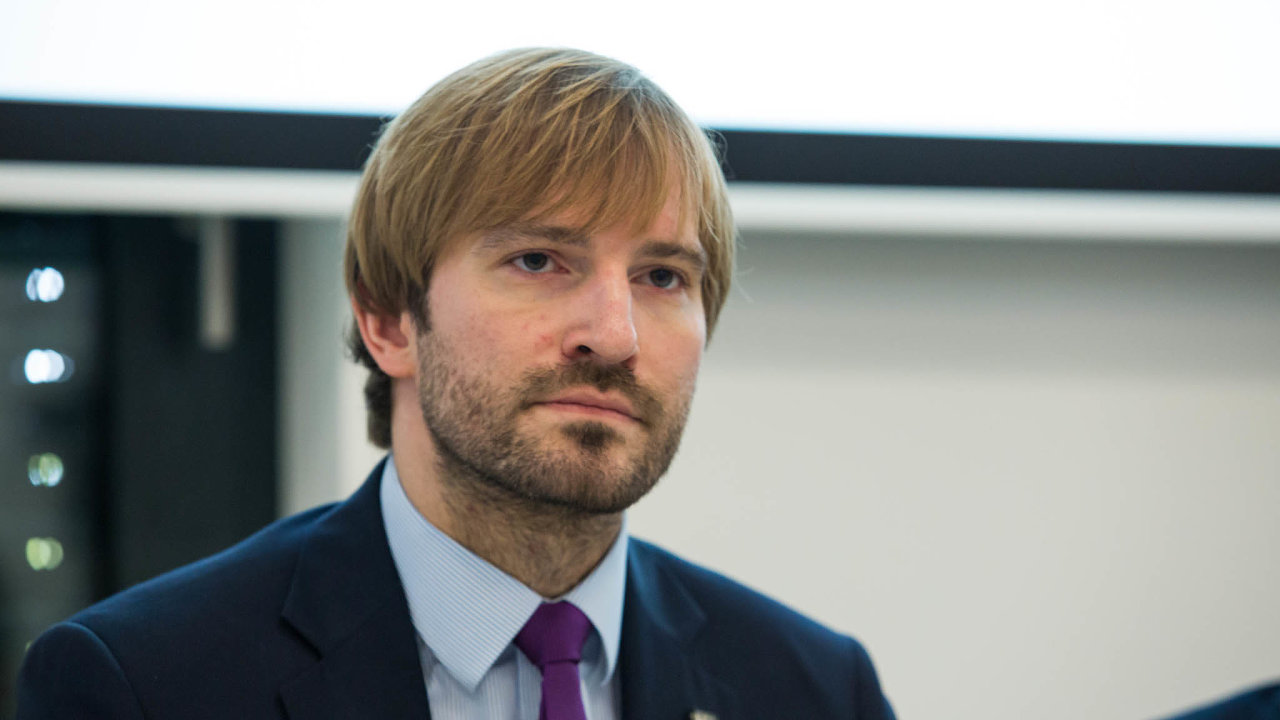 Ministr zdravotnictví Adam Vojtìch ve ètvrtek pøed poslanci skládal úèty za boj s epidemií koronaviru.