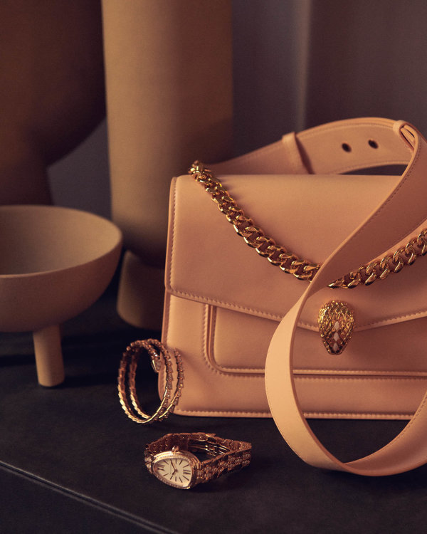 Kabelka, náramek a hodinky, vše Bvlgari Serpenti; vázy a miska, 101 Copenhagen