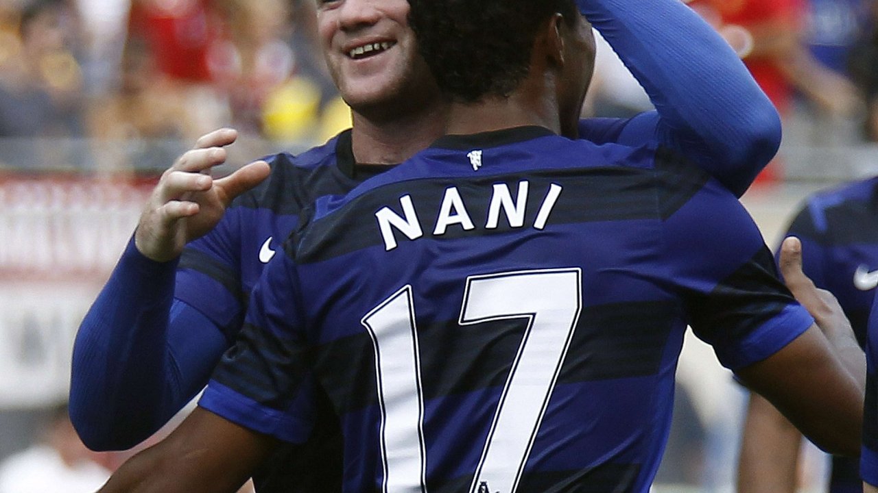 Wayne Rooney se raduje se spoluhrem Nanim.