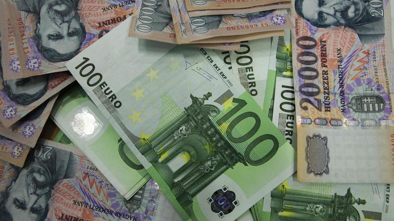 Maarsk forint proti euru oslabil.
