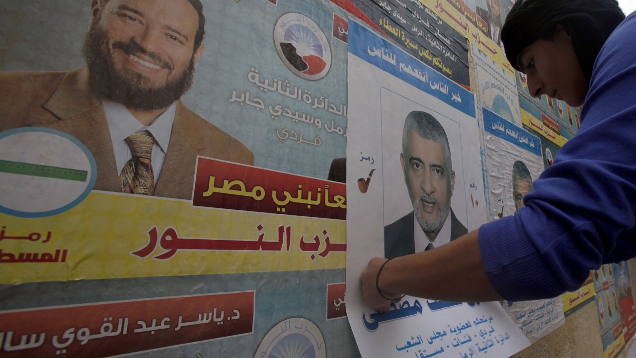 Volební plakáty v ulicích Alexandrie