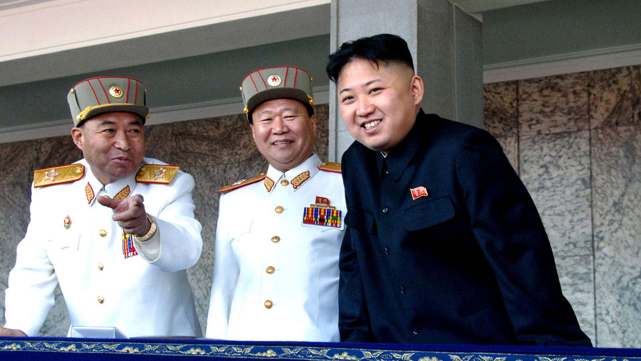 Severokorejsk generl Ri Jong-ho (zcela vlevo)