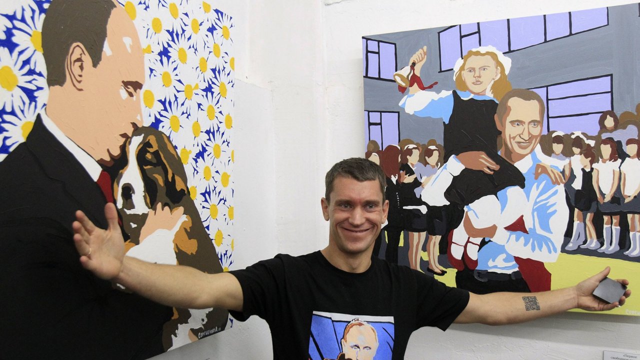 Umlec Alexej Sergienko pzuje ped obrazy na vstav vnovan edestinm prezidenta Putina