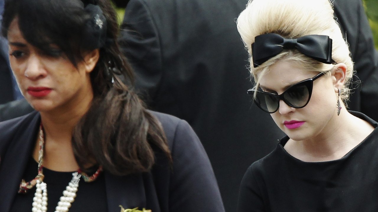 Dcera Ozzyho Osbournea Kelly (vpravo) patila k nejblim ptelkynm Amy Winehouse