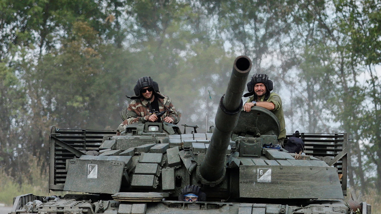 Ukrajint vojci na tanku pobl Bachmutu v Donck oblasti, vchodn Ukrajina, 7. z 2022
