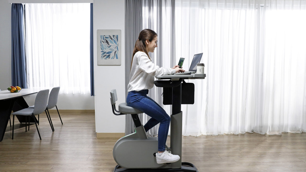 eKinekt Bike Desk 3 kombinuje pracovní stùl, židli, rotoped a elektrárnu.