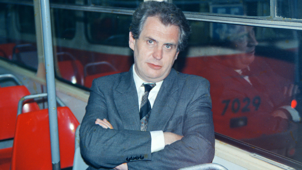 Miloš Zeman, 1991. Pøed rokem byl za Obèanské fórum kooptován do Federálního shromáždìní, za dva roky se stane pøedsedou ÈSSD. Jeho 34 let trvající politická kariéra se právì uzavírá.