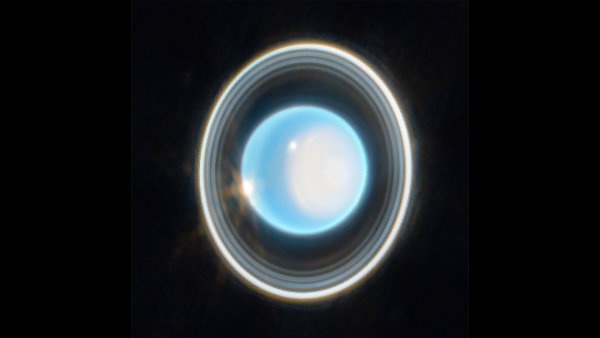 Uran nikdy nevypadal lépe. Webbův dalekohled pořídil dosud nejzřetelnější snímek vzdálené planety