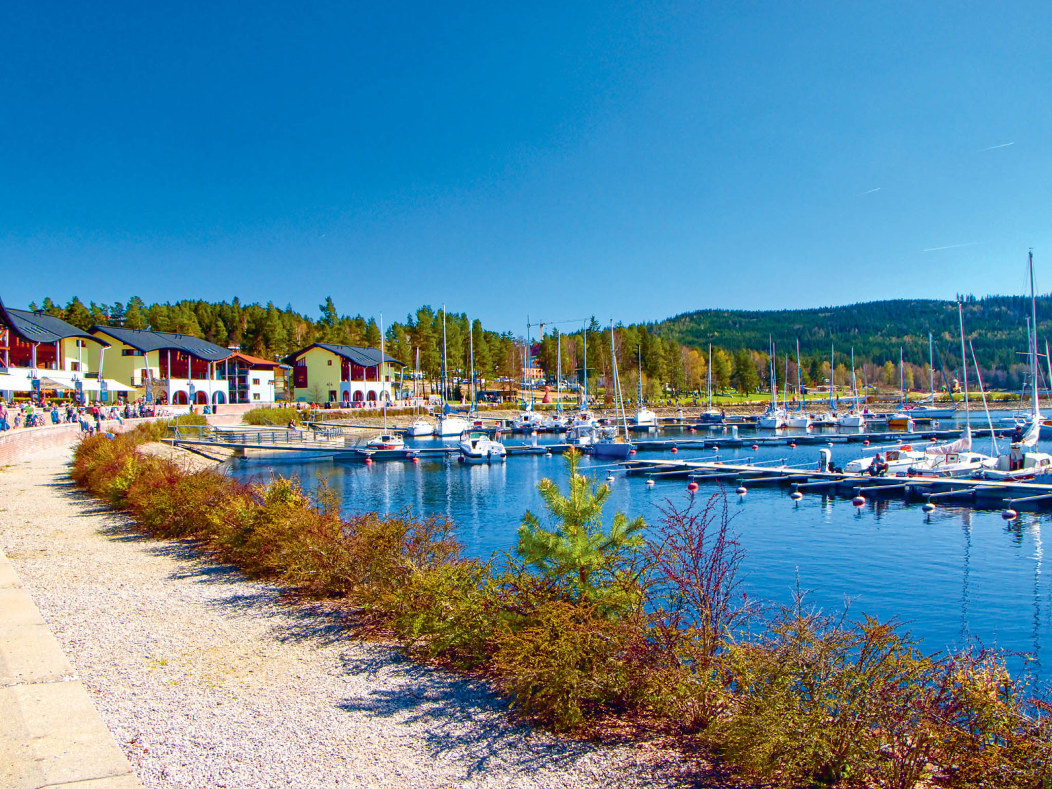 Prvnm molem napehrad to zaalo, dnes m Lipno vedle dalch turistickch atrakc marinu, kam se sjdj rekrean izvodn jachtai.