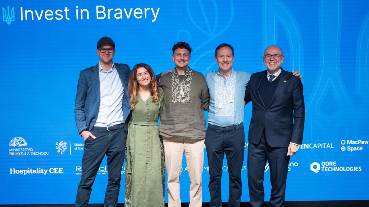 Vedouc tm, kter stoj za kyjevskou konferenc Invest in Bravery, s eskm velvyslancem na Ukrajin Radkem Pechem (vpravo).