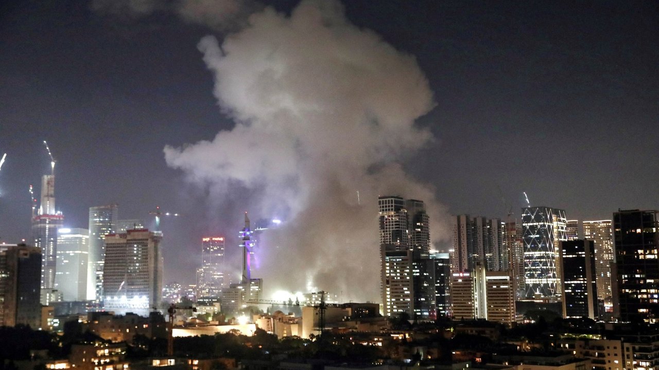 Stoupajc kou po vbuchu ve druhm nejvtm izraelskm mst Tel Aviv
