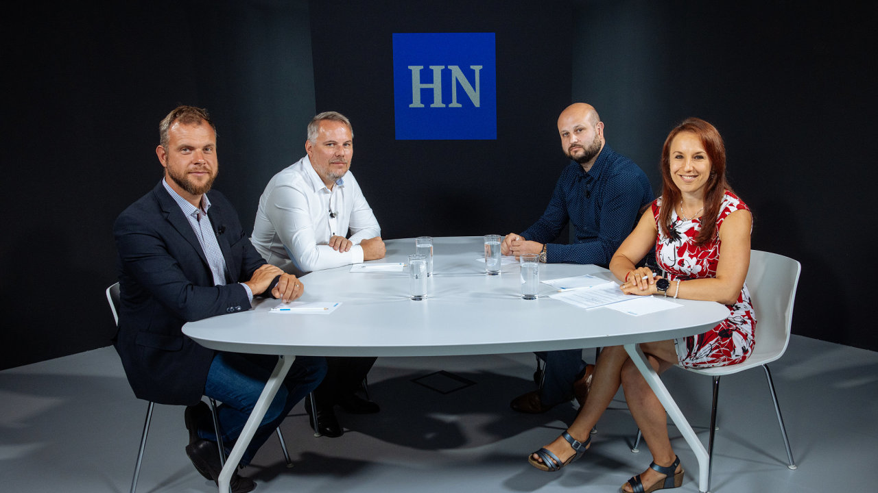 O trendech ve stavn rodinnch dom debatovali (zleva) Michal Jan z Master Design, Petr Krtk z Brevis stavu a Luk Donn z 1. jihomoravsk stavebn. Moderovala redaktorka Zuzana Kemnyov.