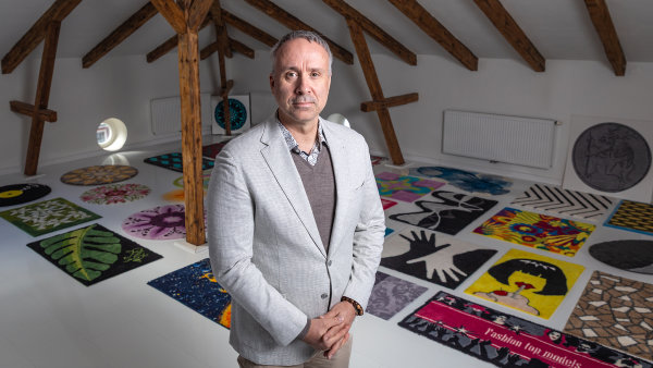 Rozprodávali obrazy, dotkli se dna. Jiří Grund líčí, jak výrobce designového textilu do koupelen znovu roste a bojuje s Čínou