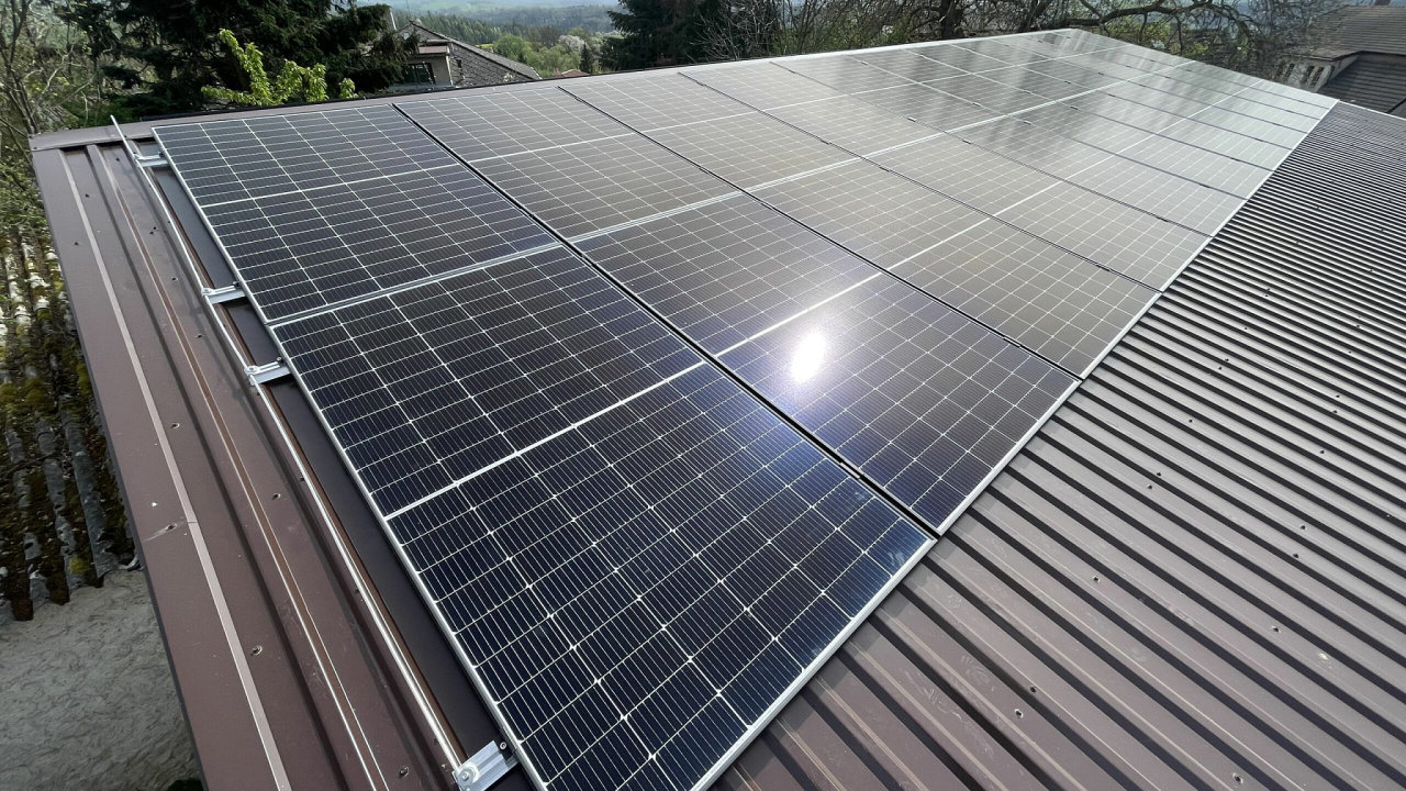 Firma Sefy realizovala pro st�edo�eskou obec Sob�hrdy fotovoltaiku na n�kolika budov�ch � kabin� fotbalov�ho h�i�t�, m�stn�m obchod� a hasi�sk� klubovn�. Energii sd�lej� i dal�� obecn� budovy.