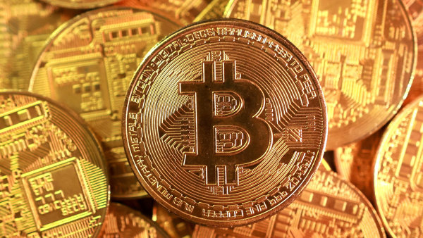 Bitcoinu se v leto�n�m roce neda��. Nejzn�m�j�� kryptom�na se propadla pod 60...