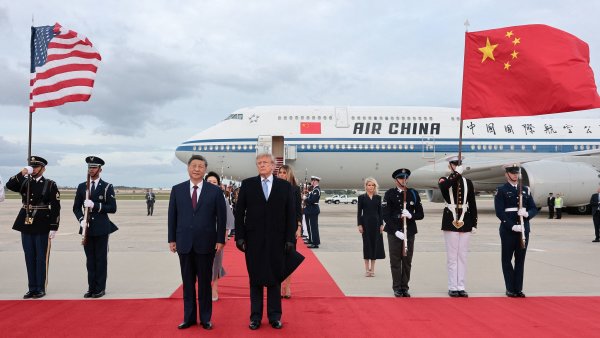 Trump p�iv�tal Siho osobn� u� na leti�tn� plo�e a ne a� v B�l�m dom�, jak je...
