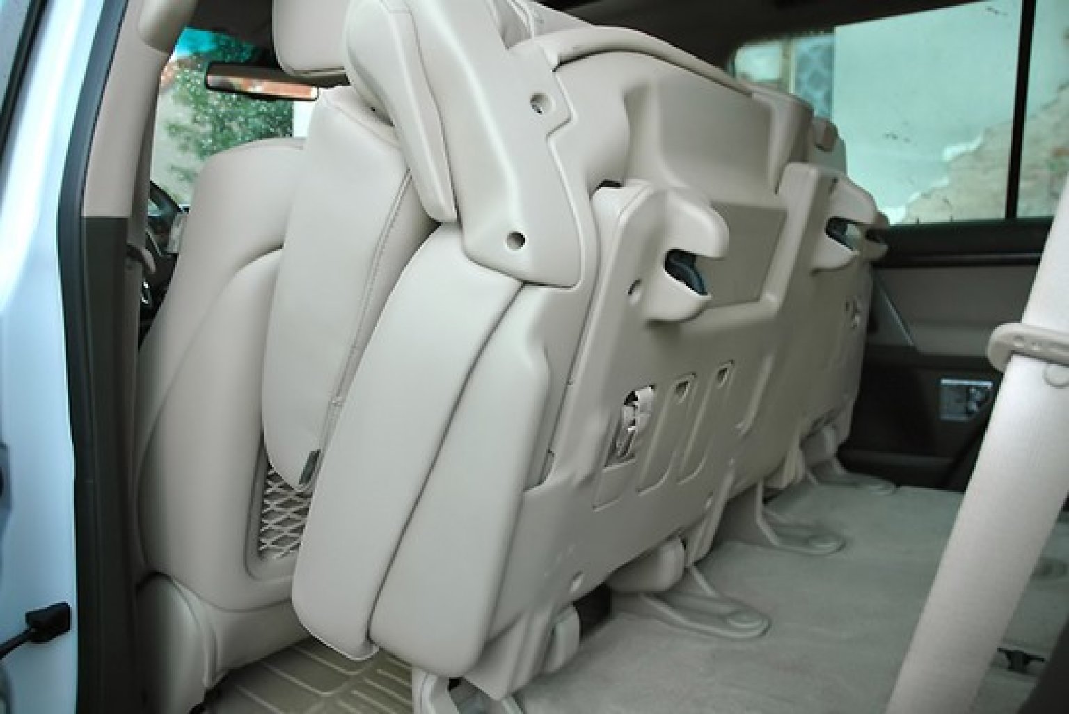 957449828_toyota_land_cruiser_34_550x367_.jpg
