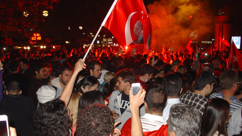 Ulice v Turecku jsou pln lid a nejen mladch