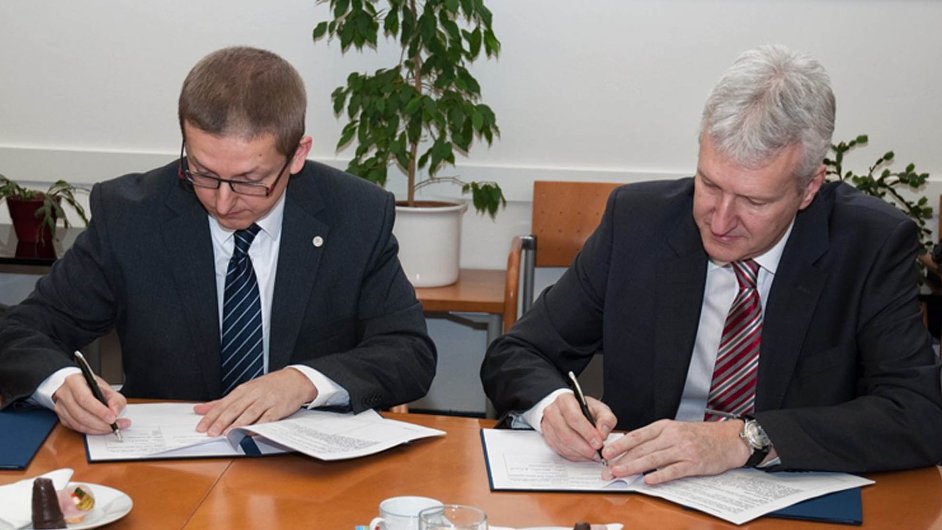 Na snmku je Zdenk Soukal, obchodn editel GE Aviation a Petr Konvalinka, rektor VUT (vpravo).