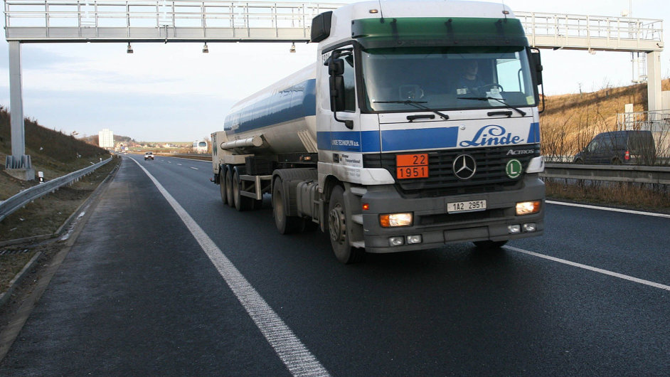 Dan �ok vládì navrhuje i odklad nového tendru. Mýtné na zhruba 1300 kilometrech dálnic, rychlostních silnic a 180 kilometrech silnic 1. tøídy provozuje rakouská firma Kapsch.