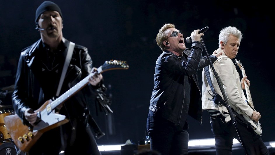 Na snmku z nedlnho koncertu U2 kytarista The Edge, zpvk Bono a baskytarista Adam Clayton.