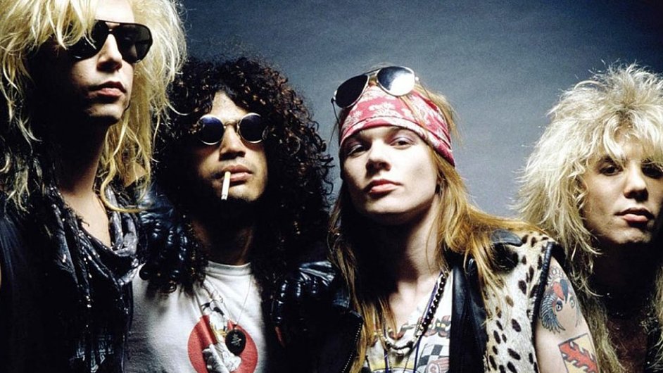 Na archivnm snmku kapela Guns N Roses, kytarista Slash je druh vlevo, zpvk Axl Rose stoj vpravo vedle nj.