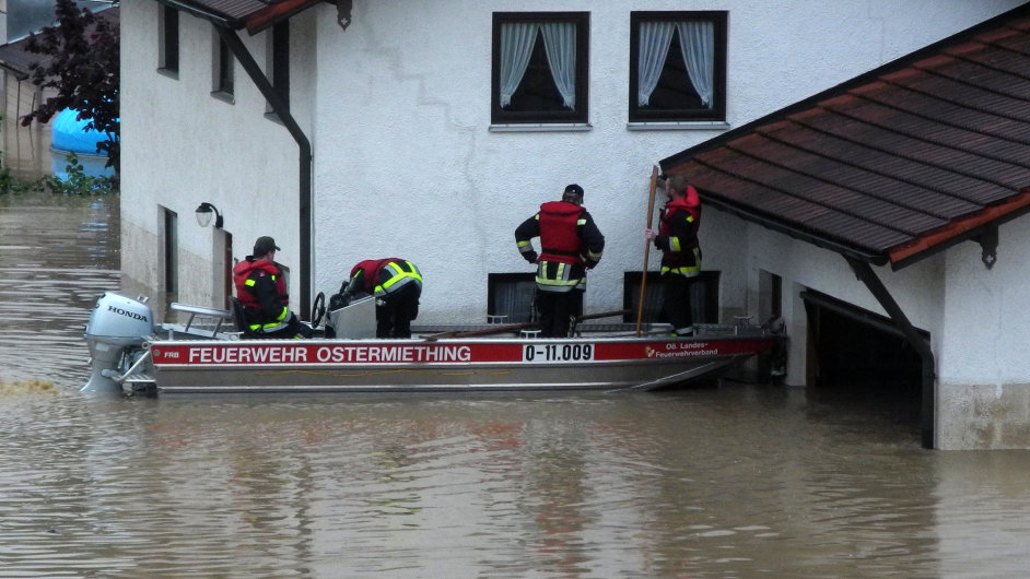 Feuerwehrleute fahren am 01.06.2016 auf der Suche nach Hilfsbedrftigen mit einem Boot durch Simbach am Inn (Landkreis Rottal-Inn). Nach anhaltendem Dauerregen ist ein Teil des Landkreises Rottal-Inn